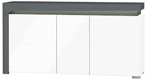 Białe fronty mdf o wysokim połysku kontrastują z pozostałymi elementami brył w kolorze antracytu. Komoda Thea White Whk 1 Restol Fabryka Mebli I Frontow Meblowych