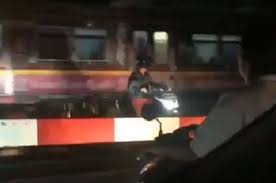 Pelbagai sebab untuk tidak memberikan hak keselamatan untuk anak2 yang kita sayang diberikan ibu2 dan ayah2. Video Tak Pakai Helm Dan Terobos Palang Pintu Kereta Api Hijabers Ini Dihukum Nyanyi Gridoto Com