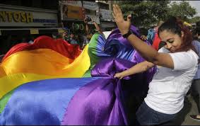 El matrimonio igualitario entró en vigencia el lunes en ecuador al publicarse en el diario oficial la histórica sentencia de la corte constitucional que da paso a las bodas civiles entre personas del. Corte Constitucional De Ecuador Aprueba Matrimonio Igualitario Poder Y Critica