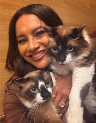 Ela é puro amor, por todos e por pets. Dira Paes maravilhosa 💛