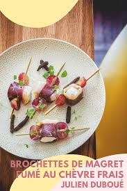 Brochettes De Magret Fume Au Chevre Frais Et Vinaigrette De Sureau Par Julien Duboue Recette Brochette Magret Fume Plats Mediterraneens