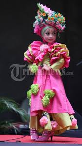 Gaya lucu anak anak di fashion show kreasi anak bangsa. Fashion Show Fantasi Anak Muslim Foto 6 122681 Tribunnews Com Mobile