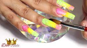 Pues aquí tienes una combinación de ellos con lineas y formas que se unen son muy populares para las uñas de acrílico. Difuminado De Colores Neon En Unas Acrilicas Con Cristales Youtube