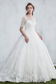 Doté d'inserts de dentelle féminine, d'un détail de fente flirty et d'une silhouette. Robe De Mariee En Dentelle Avec Conception Originale Persun