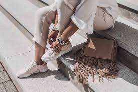Fashion how to dress up your loungewear. Das Sind Die 5 Grossten Sneaker Trends 2020 Julies Dresscode