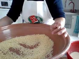 Sfornare e lasciare raffreddare completamente. Fregula Sarda Fatta A Mano Breve Dimostrazione Youtube