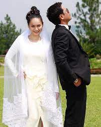 Dina sangat ingin menonton konser korea, dengan meminta ayahnya untuk membelikan tiket yang harganya cukup mahal, ayah menuruti permintaan dengan syarat kalau dina harus tonton episode lengkap film ftv sctv di vidio hari ini. Tonton Full Episod 1 24 Cinta Masam Manis