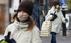 Today, this video will show you the lifestyle of an english actress. Emilia Clarke Bundles Up In A Cream Padded Coat And Sports A Face Mask As She Heads Out Shopping Daily Mail Online