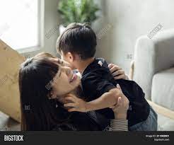 1.281 vídeos stock de japanese mother son em 4k e hd para projetos criativos. Japanese Mother Image Photo Free Trial Bigstock