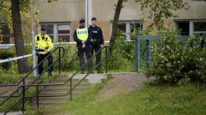 Elever eskorterades ut, en och en av. H3vgwttl6znq2m