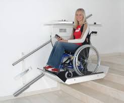Le scewo, un fauteuil roulant tout terrain, est le premier fauteuil roulant capable de monter ou descendre des escaliers. Plateforme Monte Escalier Electrique Pour Fauteuil Ams