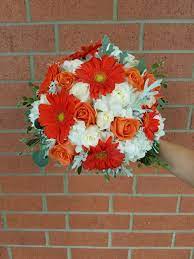 By offering something far more playful and dynamic than a traditional bouquet of red, white, or yellow roses, an orange rose bouquet allows you to cast aside any stodgy rose cliches. Orange And White Wedding Orange And White Wedding Bouquet Orange Gerber Daisies Wedding Bouquet Orange Roses White Wedding Bouquets Daisy Bouquet Wedding
