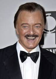 Deces Du Chanteur Et Acteur Americain Robert Goulet Le Devoir
