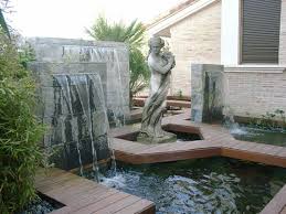 Mostraremos nuestra recopilación de cien fotografías de distintos diseños que presentan los detalles más característicos de las tendencias actuales y veremos algunos factores a tener en cuenta a la hora de elegir una fuente de agua para el jardín. Fuentes De Agua Para Jardines