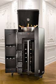 To Celebrate And Dress Prestigious Crus Hediard Made With The Parisian Trunk Tttrunks Two Trunks To Measure Symbolizing Bot Muebles Objetos De Metal Maletas