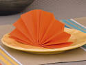 Pliage de la serviette en forme de Fleur de Lotus -