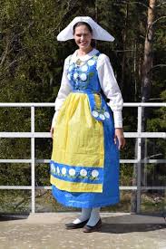 So Bastelst Du Dir Aus Funf Ikea Tuten Eine Schwedische Nationaltracht Volkstracht Kostumvorschlage Kleidung