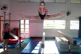 O conjunto de exercícios corporais sistematizados, para este fim, realizados no solo ou com auxílio de aparelhos são. Criancas Tem Aulas De Ginastica Artistica Em Tres Regionais Prefeitura De Curitiba
