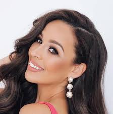 Ruth Wade's Instagram, Twitter & Facebook