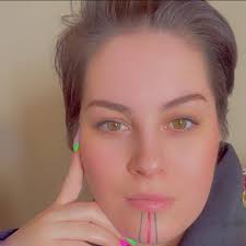 Daytime shots of the new rose gold Y32 car model