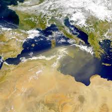 Eine riesige sandwolke aus der sahara ist über den media production companyzdf heutevideosseltenes phänomen: Saharastaub Osterreich Mai 2014