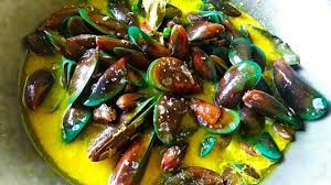 Itulah beberapa macam resep cara membuat nasi kuning andalan yang bisa dipilih sesuai selera anda. Cara Masak Kerang Ijo Kuah Kuning Ala Penjual Keliling Mudah Sekali Youtube