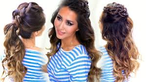 Le style des années folles revient sur les podiums cette année, des robes à franges jusqu'aux coiffures a plumes, les stylistes et les fashionistas en raffolent. Coiffure Annees 20 Cheveux Longs Et Mi Longs