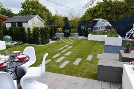 What do you need to know about love your garden? Itv S Love Your Garden With Alan Titchmarsh Minimalistisch Garten Hampshire Von Solardome Industries Ltd Houzz
