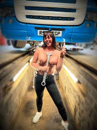 TruckerGirl850 on X: Whats happening? Well I got abit hot in the garage  having the girl serviced 😜🤘🏻 t.corqniE3DvAJ  X
