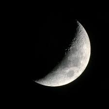 يريدون أن يطفئوا نور الله بأفواههم ويأبى الله إلا أن يتم نوره ولو كره الكافرون 32 هو الذي أرسل رسوله بالهدى ودين الحق ليظهره على الدين celestial outdoor moon