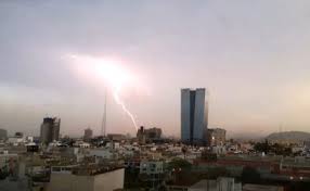 Tengan mucho cuidado por favor, los rayos pueden llegar a matar vidas. Lima Registra Truenos Y Relampagos Por Primera Vez Desde 1960
