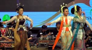 Piring yang digunakan biasanya terbuat dari keramik atau porselen. 30 Tarian Adat Tradisional Daerah Jawa Timur Gambar Dan Penjelasannya