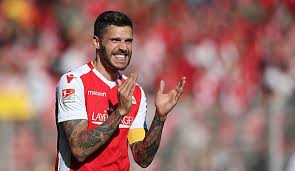 Niklas dorsch (born 15 january 1998) is a german professional footballer who plays as a midfielder for belgian club k.a.a. Union Berlin Christopher Trimmel Sticht Den Fans Aufstiegstattoos