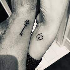 Tatouages Couples Minimalisttattoo Artist Julbdfit Minimal Tattoo Tattoo Parejas Couple Tattoo Heart