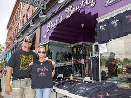 Grab a foot long hot dog at the arbor and walk the streets to do some shopping. Ywnsen Rkxlqgm