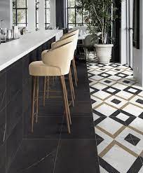 Letar du efter klinker i marmor som skapar en levande och elegant yta? Marmor Kakel Bauhaus