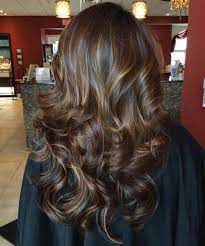 Blonde streifen im dunklen haar fügen kontrast und interesse ohne die. Strahnchen Farben In Den Haaren Braune Haare Schon Stylen Dezente Highlights In Den Haaren Lange Haare Ideen Frisur Lange Haare Locken Haare Mit Highlights
