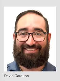 A member of the fire department at our El Paso, Texas, refinery recently  showed how firefighters are never truly off duty. 🧑‍🚒 Alex Trejo helped a  woman out of her burning car