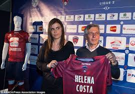 Corinne diacre est nommée au poste d'entraîneur du clermont foot 63 pour les deux prochaines saisons et prendra ses fonctions lundi avec le groupe professionnel. Clermont Foot Replace Helena Costa With Another Woman As Former France Captain Corinne Diacre Signs Two Season Deal Daily Mail Online