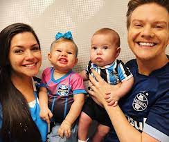 Comemorando, celebrando o aniversário das crianças, me senti completo e iluminado, rodeado pelas pessoas que mais amo no mundo! Michel Telo Elogia Thais Fersoza No Programa Mais Voce Bebe Com Br
