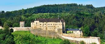 До за́мка «český šternberk» 398 метров, а за́мок «jižní předsunutá bašta» на расстоянии 633 метра. Pozvanka Na Vylet Prijedte Na Hrad Cesky Sternberk Provedou Vas Slavne Postavy Ceske Historie Tripmania Cz