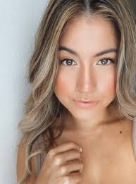 Ariel Nichole's Instagram, Twitter & Facebook