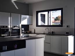 Cuisine Laquee Noire Et Blanche Baie Coulissante Terres De Fenetre Sublim Al Noire Avec Vue Su Cuisine Moderne Blanche Cuisine Moderne Cuisine Equipee Moderne