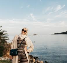 Simple new dubai abaya designs 2019/2020, burka fashion, arabic hijab style created by. Berlibur Di Pantai Tanpa Ribet Dengan Style Hijab Simpel Dan Chic Cek Rekomendasinya Segera 2020