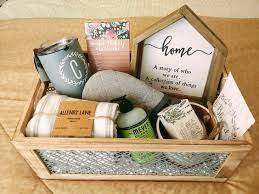 Housewarming Gift Basket For A Friend Christmas Giftbaskets Holidaypresents Creative Gift Baskets Diy Gift Baskets Creative Valentines Gift