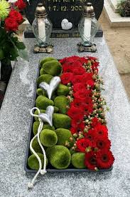 Sympathy flowers for funerals bring emotions and words into a physical and tangible express your sympathy with funeral flower arrangements that we have specifically designed on our website at lolaflora.com. Best 25 Funeral Flowers Ideas On Pinterest Funeral Funeral Flowers Near Me Blumen Zur Beerdigung Beerdigung Blumen Abmachung Friedhofs Blumen