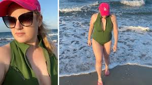 Ре́бел ме́лани эли́забет уи́лсон (англ. Rebel Wilson Rocks Very Low Cut Swimsuit On Beach Day Out