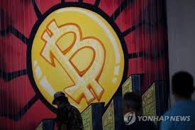 말러스는 엘살바도르 활동인구 중 70% 이상이 은행 계좌를 가지고 있지 않아 금융시스템 안에 있지 않다면서 내게 법안 작성을 도와달라고 요청했다고 말했다. 6lhsp0oyxroljm