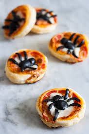 Sono una vera tentazione , è difficile resistergli quando ce le ritroviamo di fronte, magari a qualche festa, nei buffet oppure nei banconi della pasticceria insieme. Pizzette Ragno Di Sfoglia Petitpatisserieblog