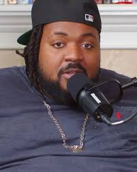 “When I look in the mirror, I KNOW what’s going on”💪🏾 Happy Friday Loved  Ones! We are gearing up for our Pod Drop Week but we need you following  @fatblacklovedpod right here